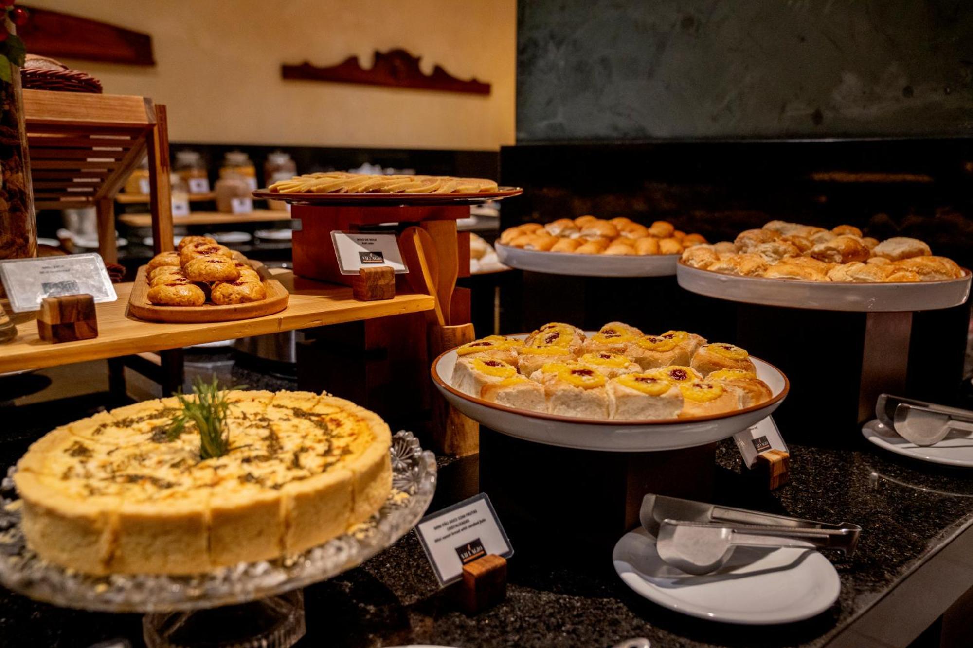 Hotel Luzeiros Recife Luaran gambar A selection of cakes and pastries