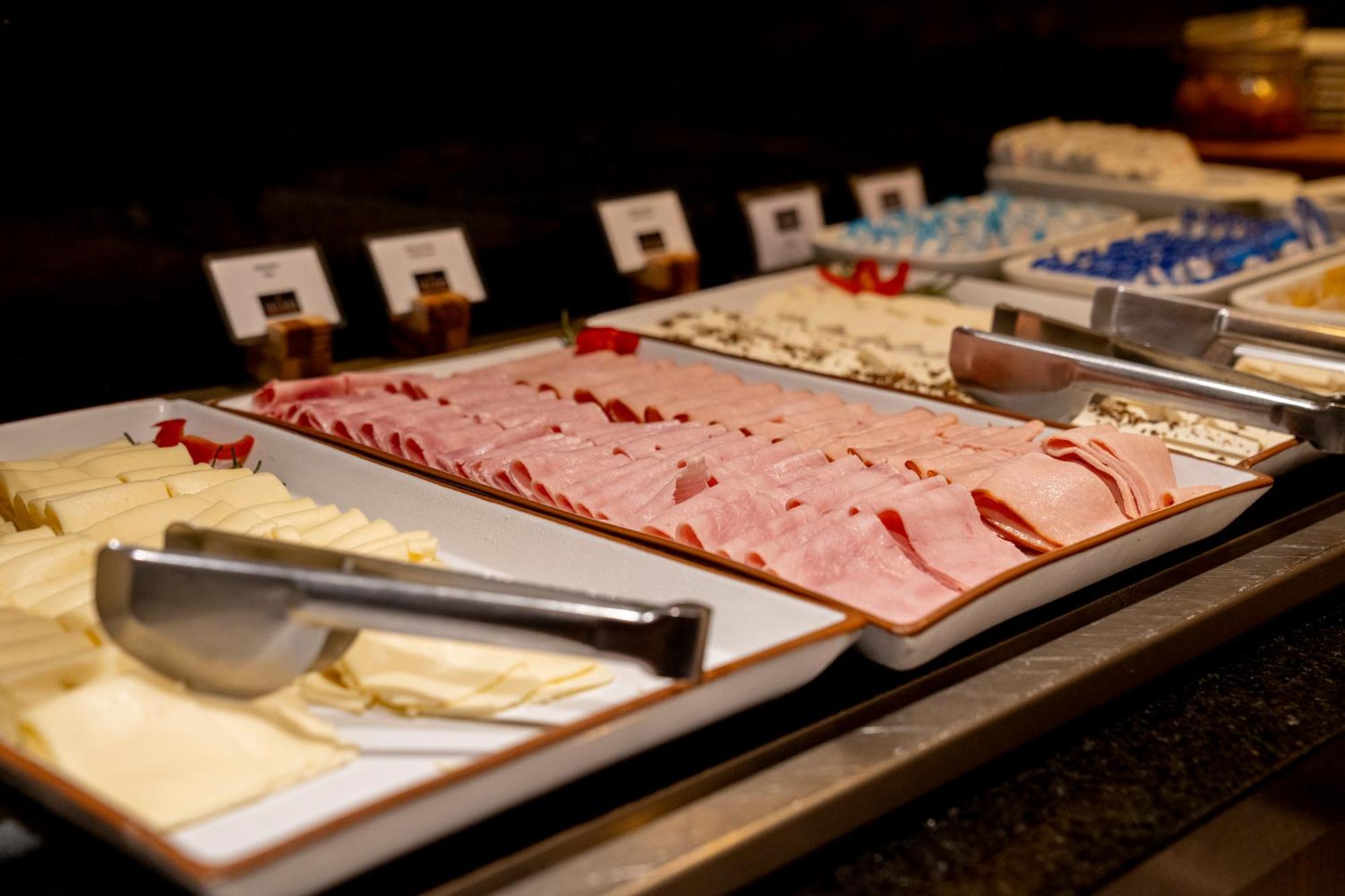 Hotel Luzeiros Recife Luaran gambar A buffet with cold cuts