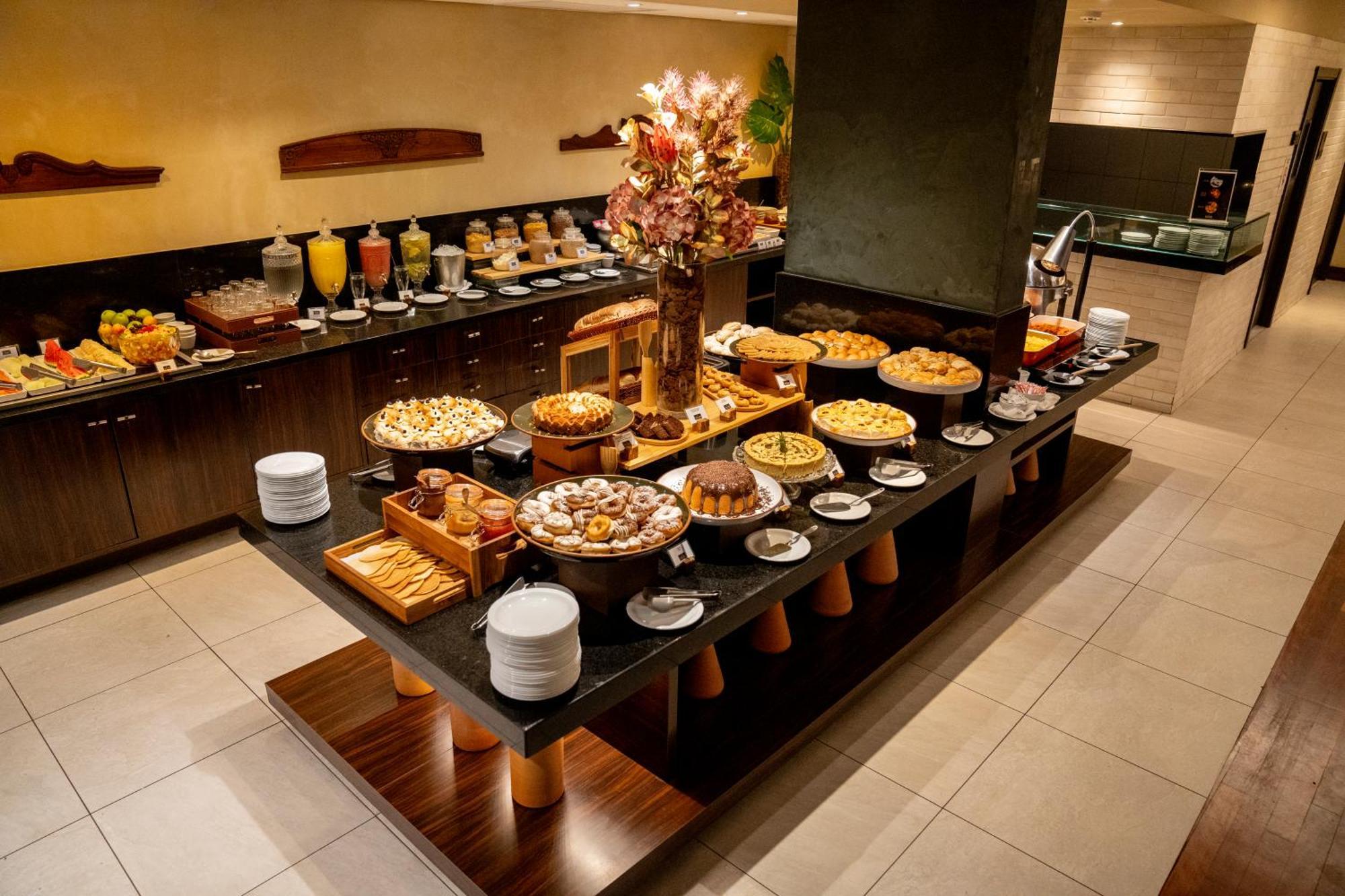 Hotel Luzeiros Recife Luaran gambar A buffet at a hotel