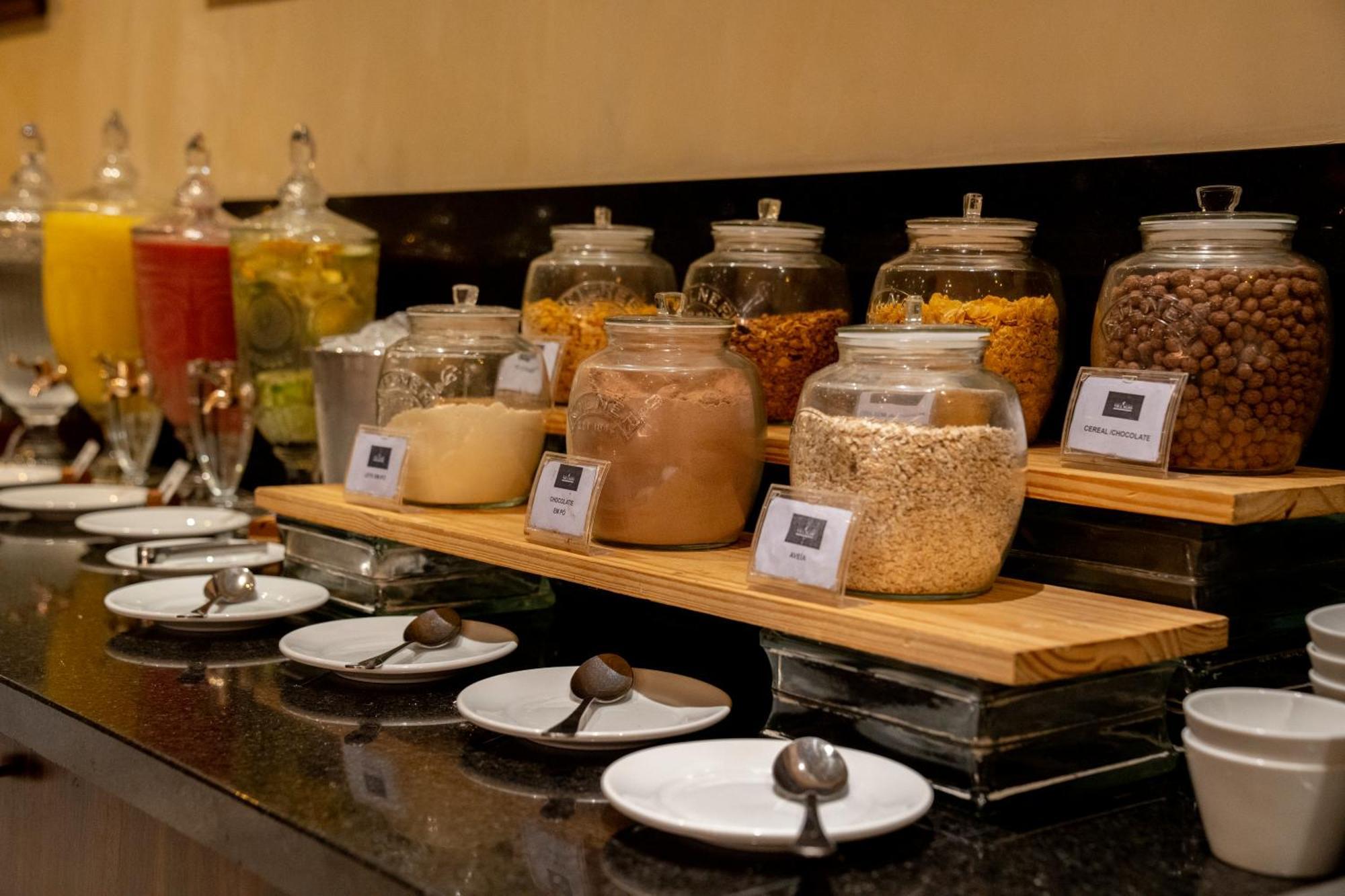 Hotel Luzeiros Recife Luaran gambar A selection of cereals at a buffet