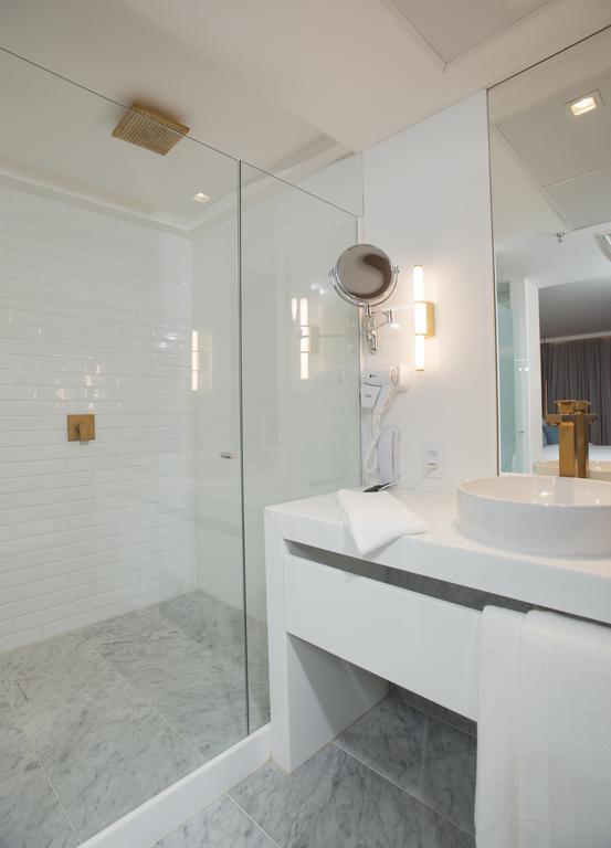 Hotel Luzeiros Recife Bilik gambar A shower enclosure
