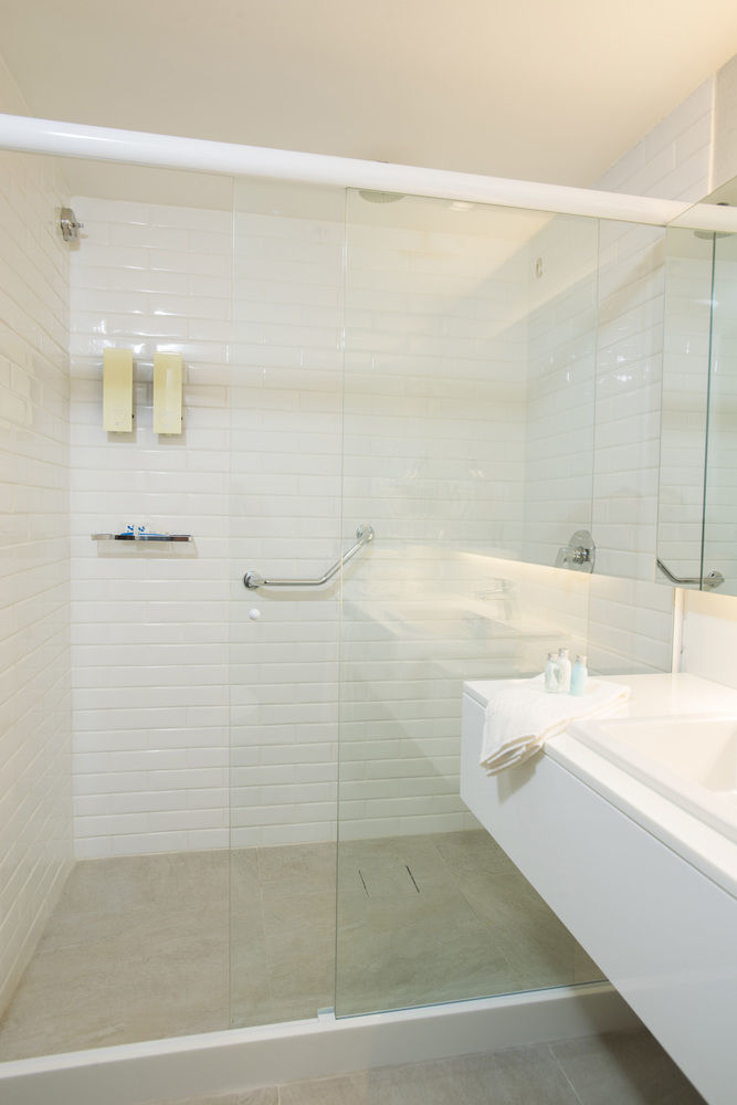 Hotel Luzeiros Recife Luaran gambar A shower with a grab rail