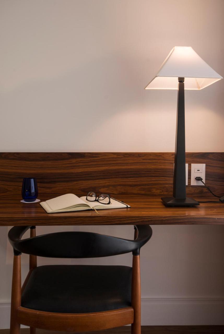 Hotel Luzeiros Recife Luaran gambar A lamp on a desk